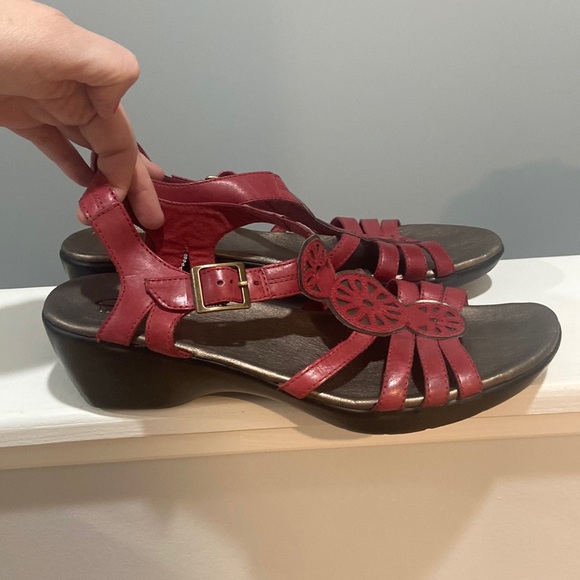 CLARKS Bendables Leather Wedge Sandals Red color Women's Size 11m - Picture 6 of 16